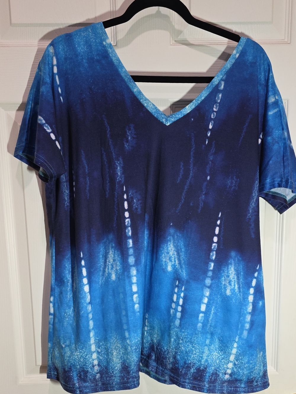 Source Unknown Blue Gradient V-Neck Short Sleeve Tee